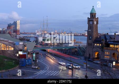 Vue sur la tour de niveau et l'Elbphilharmonie à la Saint Pauli Landungsbrücken dans la lumière du soir, Hambourg, Elbe, ville hanséatique, Port de Hambourg, Allemagne Banque D'Images