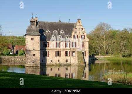 Château amarré Haus Bodelschwingh dans la lumière du matin, Dortmund, Rhénanie-du-Nord-Westphalie, Allemagne Banque D'Images