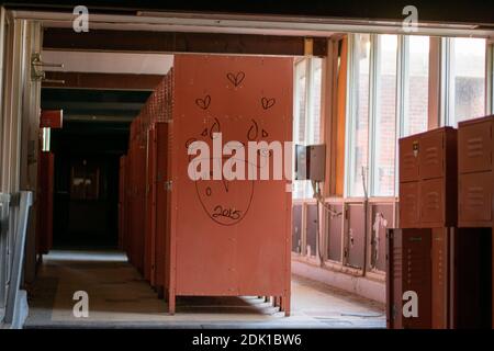 Un vestiaire avec casiers rouges dans une école abandonnée Banque D'Images