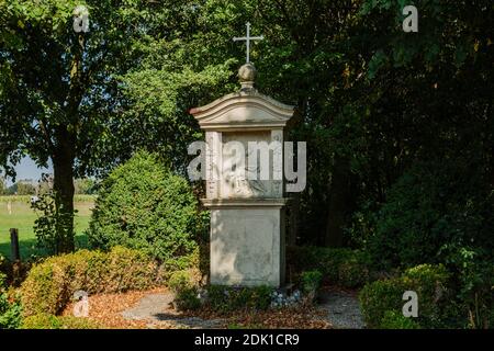 Allemagne, Borken, Borken-Weseke, Hohe Mark Westmuensterland nature Park, Muensterland, Westphalie, Rhénanie-du-Nord-Westphalie, sanctuaire de la voie à Kotten Buesken, représentation picturale, Jésus Christ est placé sur les genoux de sa mère Banque D'Images