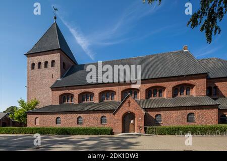 Allemagne, Borken, Borken-Burlo, Borken-Borkenwirthe, Parc naturel de l'Ouest de l'Hohe Mark, pays de la Muensterland, Westphalie, Rhénanie-du-Nord-Westphalie, Église catholique de la Sainte-Croix, église en brique, néo-roman Banque D'Images