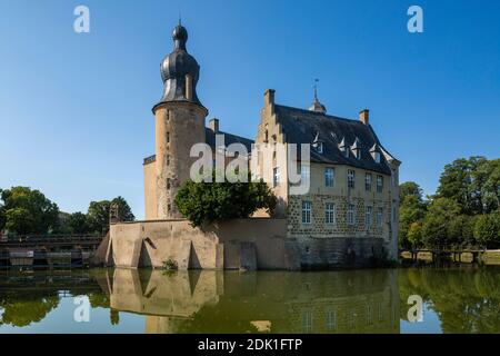 Allemagne, Borken, Borken-Gemen, Parc naturel Hohe Mark Westmuensterland, Muensterland, Westphalie, Rhénanie-du-Nord-Westphalie, Château de Gemen dans la liberté, château de la jeunesse, château amarré, château, fossé, Moyen-âge, néo-Renaissance, lieu de rencontre et centre éducatif pour les jeunes Banque D'Images