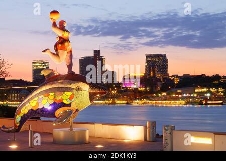 Sculpture de Niki de Saint Phalle sur les rives de l'Elbe avec vue sur Saint Pauli Landungsbrücken dans la lumière du soir, Hambourg, Elbe, ville hanséatique, Port de Hambourg, Allemagne Banque D'Images