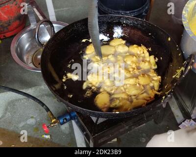 Fabrication de pakora à l'huile chaude, Pakoda de nourriture frite indienne, Bhajiya, Bhajia, Methi Gota, Kanda Bhaji, Pyaz Pakoda, AMA, vada de pomme de terre, aloo Bhajji ou fritte Banque D'Images