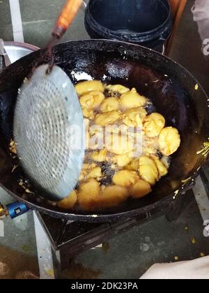 Fabrication de pakora à l'huile chaude, Pakoda de nourriture frite indienne, Bhajiya, Bhajia, Methi Gota, Kanda Bhaji, Pyaz Pakoda, AMA, vada de pomme de terre, aloo Bhajji ou fritte Banque D'Images