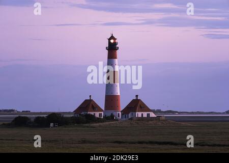 Phare de Westerheversand, coucher de soleil, monument de la péninsule, Eiderstedt dans le Schleswig-Holstein, Mer du Nord, Allemagne, Europe Banque D'Images