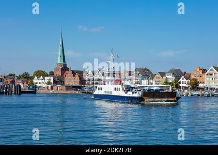Allemagne, Schleswig-Holstein, la station Baltique de Travemünde, car ferry à Priwall, vue de la ville de Travemünde, en arrière-plan la St, l'église de Lorenz, Banque D'Images