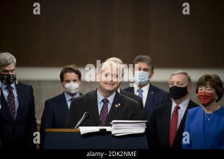 Le représentant des États-Unis Tom Reed (républicain de New York) fait des remarques tandis que le sénateur américain Joe Manchin III (démocrate de Virginie occidentale) et un groupe bipartisan de sénateurs américains annoncent le texte législatif des deux bipartisanes, Les projets de loi bicaméraux COVID-19 sur les secours d'urgence qui prévoient de fournir jusqu'à 908 milliards de dollars en secours d'urgence dans le bâtiment Dirksen du bureau du Sénat à Capitol Hill à Washington, DC, USA, le lundi 14 décembre 2020. La première prévoit une allocation de 748 milliards de dollars pour une aide supplémentaire en matière de PPA et de chômage, et une deuxième facture de 160 milliards de dollars pour l'aide à l'État Banque D'Images