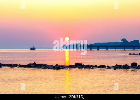 Allemagne, Schleswig-Holstein, Niendorf, lever du soleil sur la mer, vue sur la jetée et le Brodtener Ufer, Banque D'Images