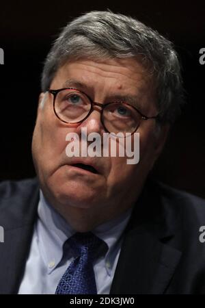 Photo du dossier datée du 28 juillet 2020, le procureur général des États-Unis William Barr écoute le témoignage lors d'une audience de la Commission judiciaire de la Chambre à Washington, DC, Etats-Unis. ÉTATS-UNIS le procureur général des États-Unis, William Barr, l’un des plus fervents alliés de Donald Trump, a démissionné quelques semaines après qu’il ait contredit le président en disant que le ministère de la Justice n’avait révélé aucune preuve de fraude électorale généralisée susceptible de modifier le résultat des élections de 2020. Photo par Chip Somodevilla/Pool/ABACAPRESS.COM Banque D'Images