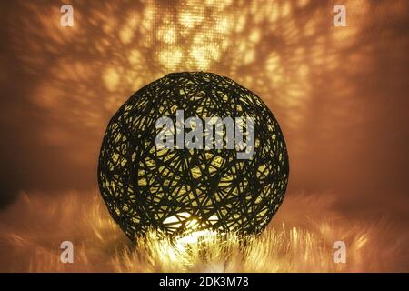 Sphère lumineuse constituée d'un réseau de type tissu dans un environnement atmosphérique Banque D'Images
