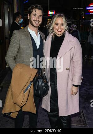 Londres, Royaume-Uni. 14 décembre 2020. Toby-Alexander Smith et Amy Walsh assistent à la soirée presse pour un chant de Noël au Dominion Theatre de Londres. Crédit : SOPA Images Limited/Alamy Live News Banque D'Images