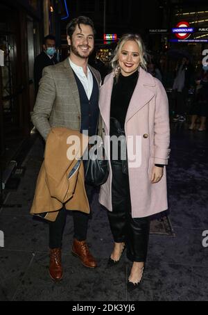 Londres, Royaume-Uni. 14 décembre 2020. Toby-Alexander Smith et Amy Walsh assistent à la soirée presse pour un chant de Noël au Dominion Theatre de Londres. Crédit : SOPA Images Limited/Alamy Live News Banque D'Images