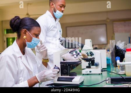 deux jeunes chercheurs africains en soins de santé travaillant dans un laboratoire de sciences de la vie sur la guérison de l'épidémie dans la société. Banque D'Images