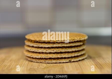 Une délicieuse pile de stropwafels hollandais doux sur un bois carte en mise au point douce Banque D'Images