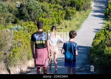 Mount Maunganui Nouvelle-Zélande - décembre 15 2020; trois frères et sœurs marchent sur le sommet du mont Maunganui au début du mon1ring Banque D'Images