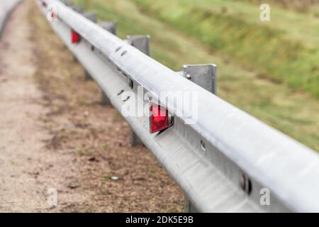 Garde-corps métallique de sécurité sur une route rurale Photo Stock - Alamy