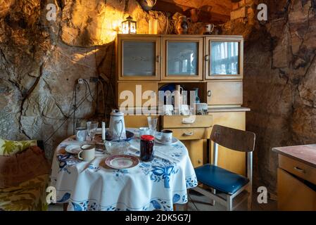 13 décembre 2020, Saxe-Anhalt, Langenstein: L'intérieur d'une grotte habitation - à Langenstein dans les montagnes du Harz, les gens attendent littéralement un tuyau Hobbit à venir autour du coin. Dans la petite ville près de Halberstadt, il y a encore une douzaine de grottes bien conservées qui nous rappellent la plaine inondable des deux BEST-sellers 'le Seigneur des anneaux' et 'le Hobbit' de l'écrivain J.R.R. Tolkien. Les habitations ont été sculptées dans plusieurs roches de grès avec un marteau et un burin par des familles paysannes à partir de 1855. Aujourd'hui, une association s'occupe de la préservation de la grotte Banque D'Images