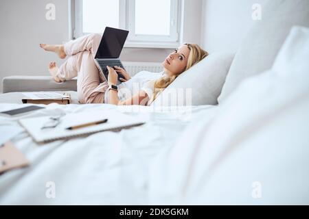 Femme attentive étant profonde dans ses pensées Banque D'Images