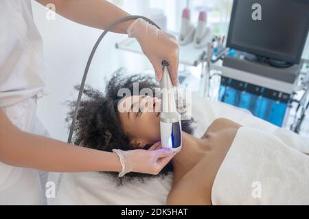 Visage de jeune fille et mains de médecin esthéticienne Banque D'Images