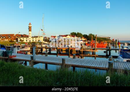 Allemagne, Mecklembourg-Poméranie occidentale, île de la mer Baltique Poel, plage de Timmendorf, port avec phare Banque D'Images