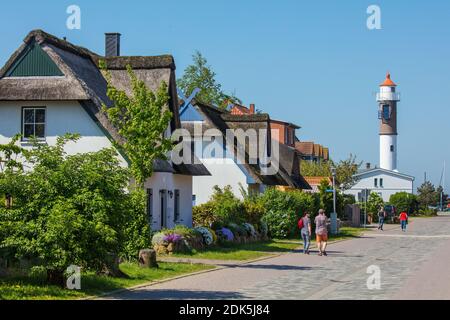 Allemagne, Mecklembourg-Poméranie occidentale, l'île de Poel, plage Timmendorf, rue: 'Tau'n Lüchttorm' avec vue sur le phare Banque D'Images