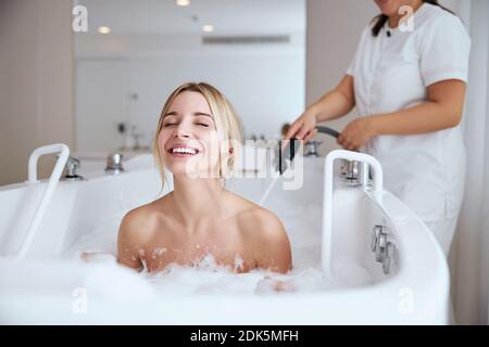 Charmante femme attentionnés ayant des loisirs dans l'eau Banque D'Images