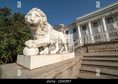 Saint-Pétersbourg, Russie – 24 septembre 2020 : sculptures sur le lion près des escaliers du palais Yelagin sur l'île Yelagin. A été construit par l'architecte Quarenghi et Rossi Banque D'Images