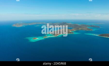 Seascape aériennes avec des lagunes, bleu azur à l'eau en milieu de petites îles. Palawan, Philippines. Les îles tropicales avec des lagons bleus, récif de corail. Îles de l'archipel malais avec lagons turquoises. Banque D'Images