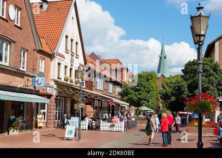 Allemagne, Basse-Saxe, Lueneburg Heath, Bad Bevensen. Lüneburger Strasse, vue sur l'église Banque D'Images