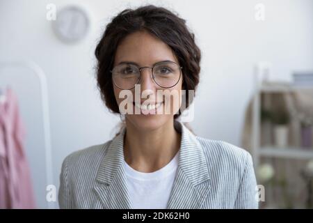 Portrait d'une femme heureuse auto-employée satisfaite de la mise en route réussie Banque D'Images