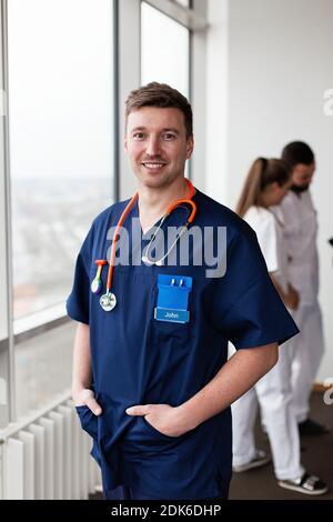 Smiling doctor looking at camera Banque D'Images