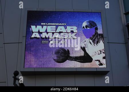 Une annonce de service public portant un masque avec une image de l'ancien joueur de Los Angeles Lakers Magic Johnson au Staples Center, le lundi 14 décembre 2020, Banque D'Images