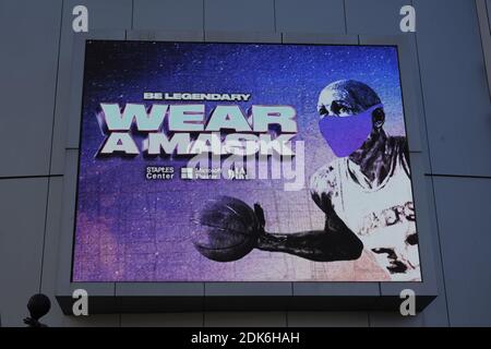 Une annonce de service public portant un masque avec une image de l'ancien joueur de Los Angeles Lakers Magic Johnson au Staples Center, le lundi 14 décembre 2020, Banque D'Images