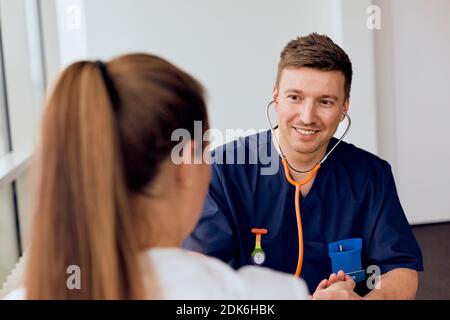 Jeune médecin examinant le patient Banque D'Images