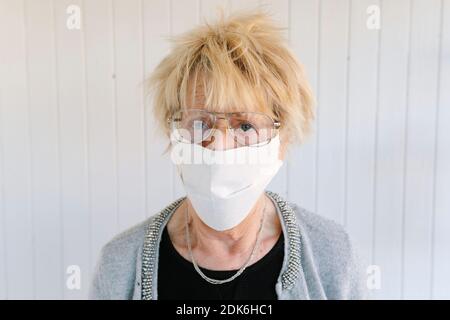 Portrait d'une femme plus âgée portant un masque facial Banque D'Images