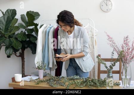 Femme floriste millénaire qualifiée préparant le tutoriel de création de composition florale Banque D'Images