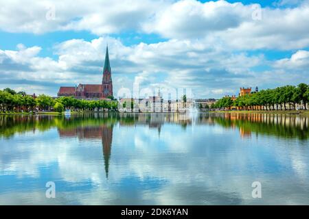 Allemagne, Mecklembourg-Poméranie occidentale, capitale de l'État Schwerin, vue sur le Pfaffenteich à la cathédrale Banque D'Images