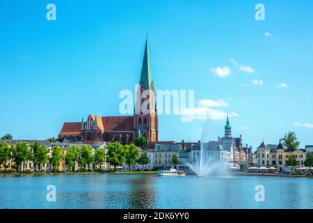 Allemagne, Mecklembourg-Poméranie occidentale, capitale de l'État Schwerin, vue sur le Pfaffenteich à la cathédrale Banque D'Images