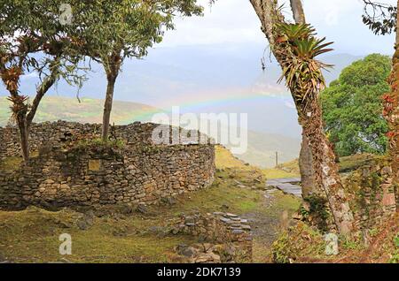 Ruines de la maison ronde en pierre antique sur le sommet de la colline à l'intérieur du complexe archéologique de Kuelap avec le magnifique arc-en-ciel, région d'Amazonas, au nord du Pérou Banque D'Images