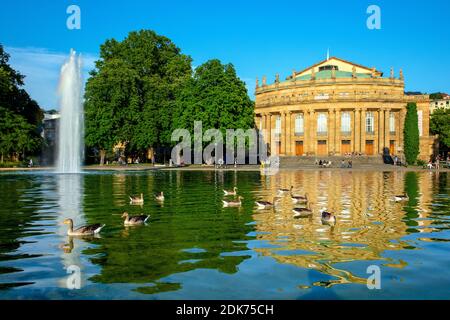 Allemagne, Bade-Wurtemberg, ville de Stuttgart, Opéra d'Etat, parc du château - vue sur Eckensee Banque D'Images