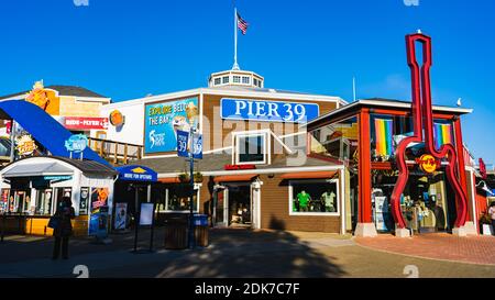 Situé le long du front de mer historique de San Francisco, LE PIER 39 se trouve à deux pâtés de maisons à l'est de Fisherman's Wharf, à Beach Street et à Embarcadero. Banque D'Images