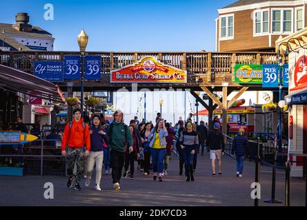 Pier 39 est un centre commercial et une attraction touristique populaire construit sur un quai à San Francisco. Banque D'Images