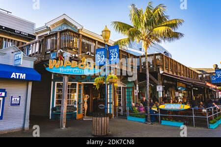 Le WipEout Bar and Grill est un restaurant de surf populaire avec une grande terrasse ouverte à l'embarcadère 39. Banque D'Images
