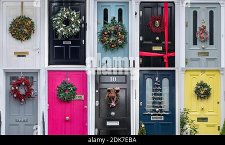 Londres, Royaume-Uni. 15 décembre 2020. Collage couronne porte de Noël. Des couronnes et des décorations de Noël festives sont accrochées aux nombreuses portes colorées des maisons de Belgravia. Credit: Guy Corbishley/Alamy Live News Banque D'Images