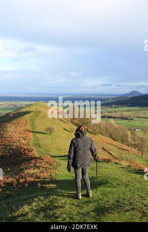 Un marcheur appréciant la vue de la Lawley, l'une des collines du Shropshire, Angleterre, Royaume-Uni. Banque D'Images