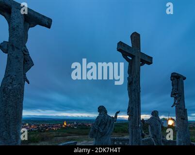 Retz, Calvary, statues, moulin à vent, vue sur Retz à Weinviertel, Niederösterreich, Basse-Autriche, Autriche Banque D'Images