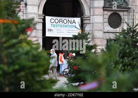 Sujet photo Corona station d'essai à Odeonsplatz / résidence d'entrée le 14 décembre 2020. Personnes en attente, personnes en face d'une station d'essai de corona, station d'essai, centre d'essai, centre d'essai de corona. Test rapide sans rendez-vous, PCR ou test rapide d'antigène. Au premier plan se trouvent Christbaeume, Weihafterten, | usage dans le monde entier Banque D'Images