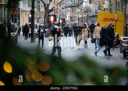 15 décembre 2020, Rhénanie-du-Nord-Westphalie, Cologne: Les amateurs de shopping marchent dans la rue commerçante 'Schildergasse' du centre-ville. Le dernier jour avant le Hard Lockdown, de nombreux acheteurs veulent encore acheter un cadeau de Noël. Photo: Henning Kaiser/dpa Banque D'Images