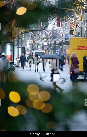 15 décembre 2020, Rhénanie-du-Nord-Westphalie, Cologne: Promenade le long de la rue commerçante 'Schildergasse' dans le centre-ville. Le dernier jour avant le verrouillage, de nombreux acheteurs veulent encore acheter un cadeau de Noël. Photo: Henning Kaiser/dpa Banque D'Images